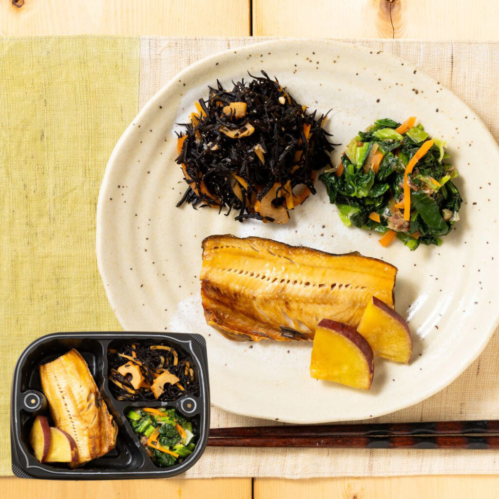 主菜 : 三陸産さくら真鱈のエスカベッシュ
副菜 : じゃが芋バター/キャベツと蒸し鶏のサラダ