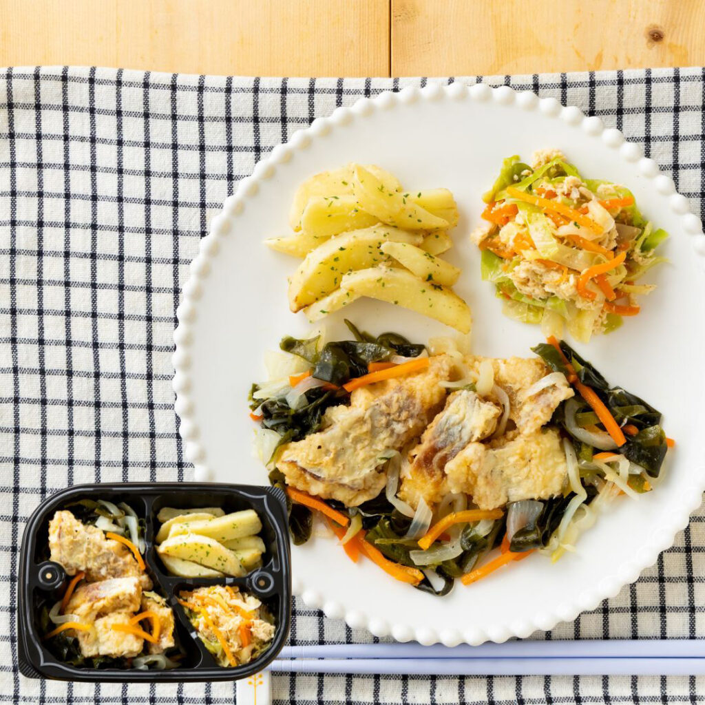 主菜 : ロールキャベツトマトソース煮込み
副菜 : 玉ねぎとピーマンのソテー/コーン入りポテトサラダ