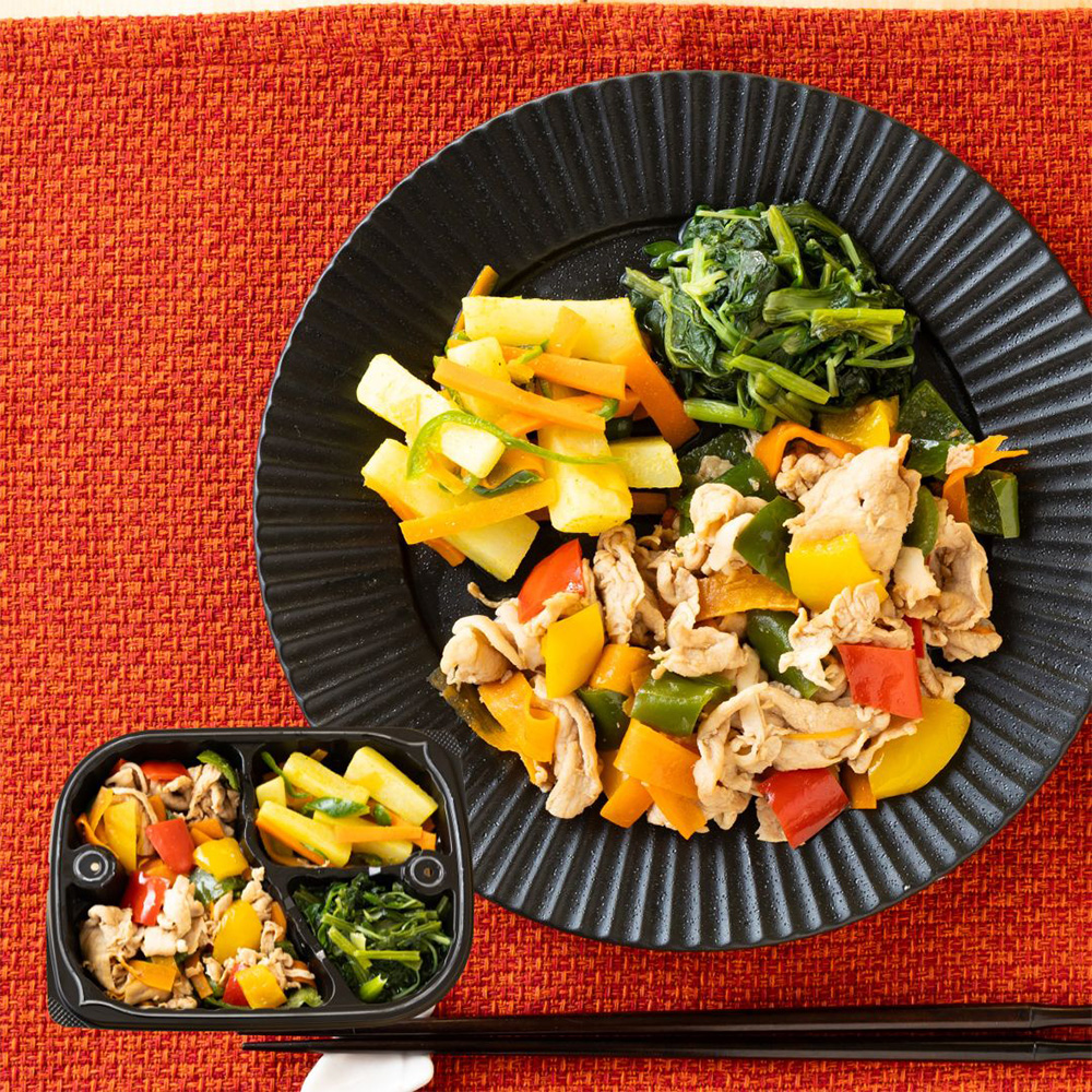 主菜:石見ポークと野菜のオイスター炒め / 副菜:じゃが芋カレー炒め、小松菜と豆苗のにんにく炒め