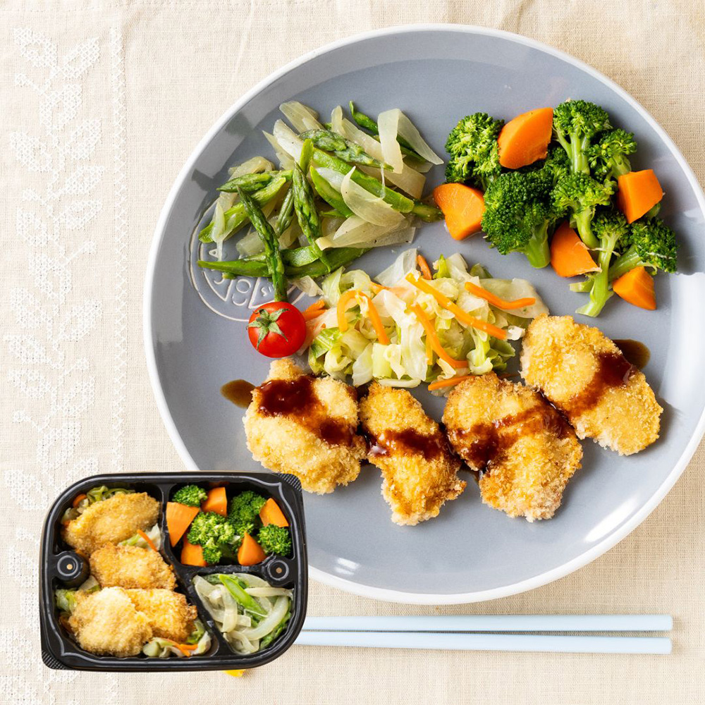 主菜:日南どりのチキンカツ / 副菜:ブロッコリーと人参のソテー、アスパラと玉ねぎのバター炒め