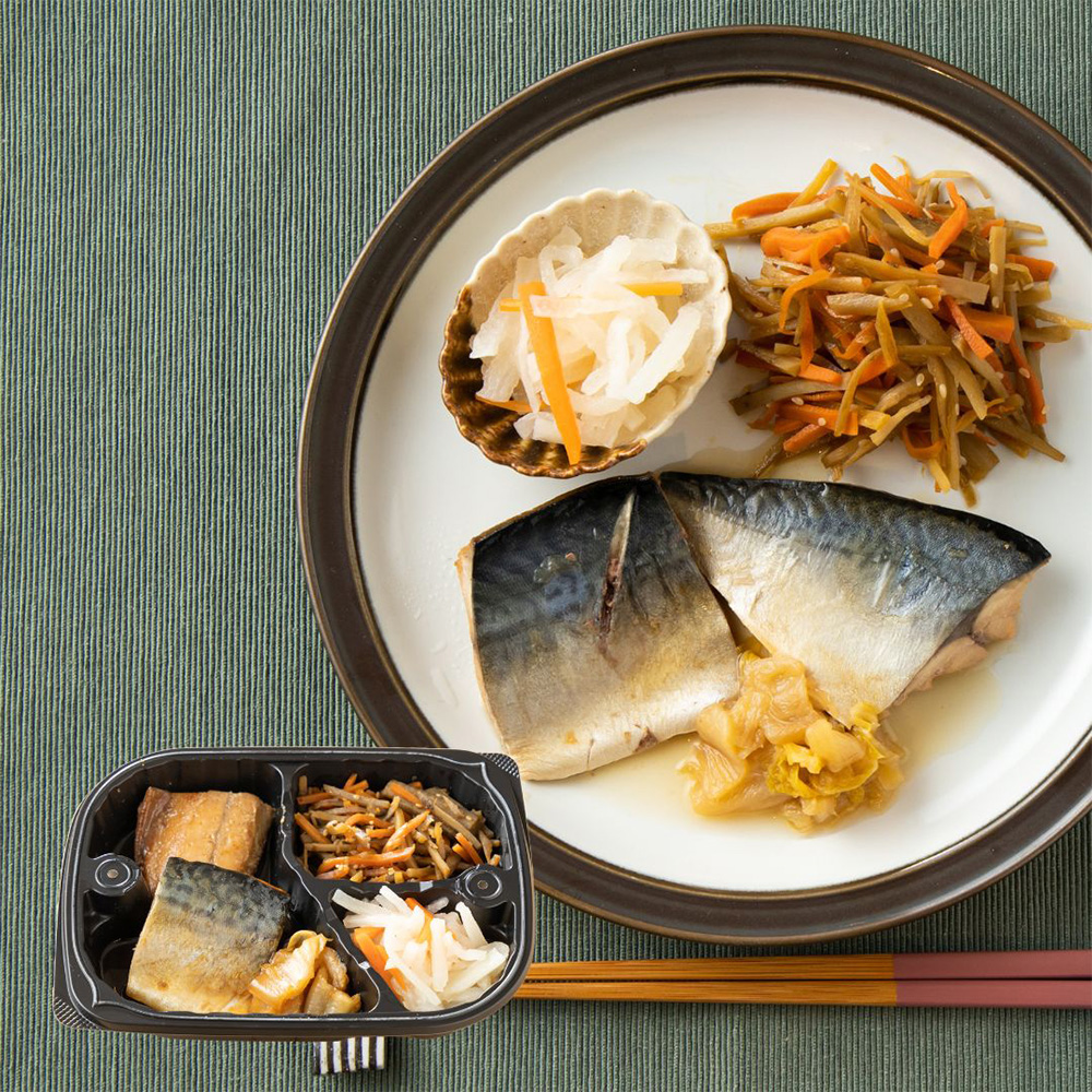 主菜:長崎県産 さばの煮付け / 副菜:きんぴらごぼう、大根と人参のなます