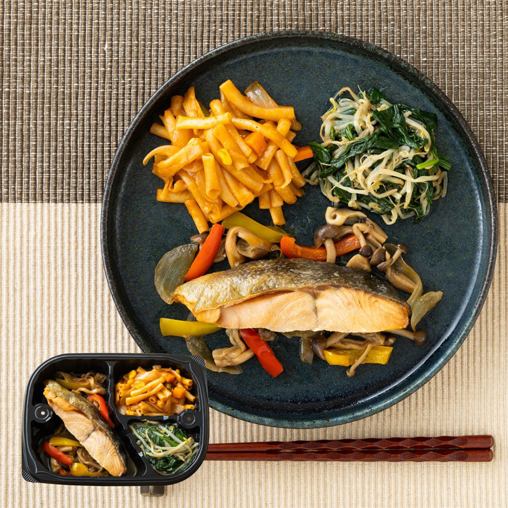 主菜:北海道産鮭と彩野菜のソテー / 副菜:マカロニナポリタン風、もやしとほうれん草のソテー