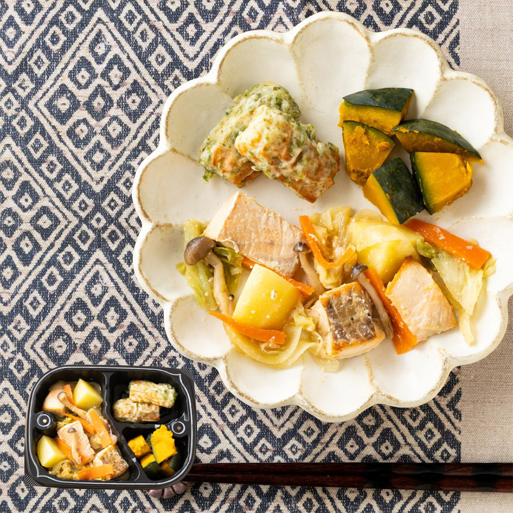 主菜 : 北海道産鮭のちゃんちゃん焼き / 副菜 : ちくわの磯辺揚げ、かぼちゃの煮物
