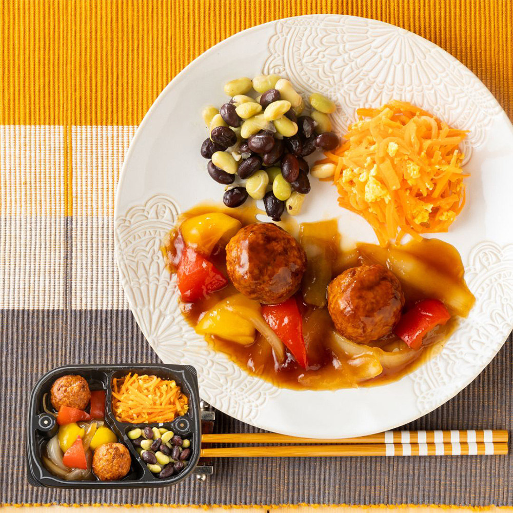 主菜 : 四万十鶏つくねと野菜の甘酢あんかけ / 副菜 : 人参しりしり、秘伝豆と黒豆のマリネ