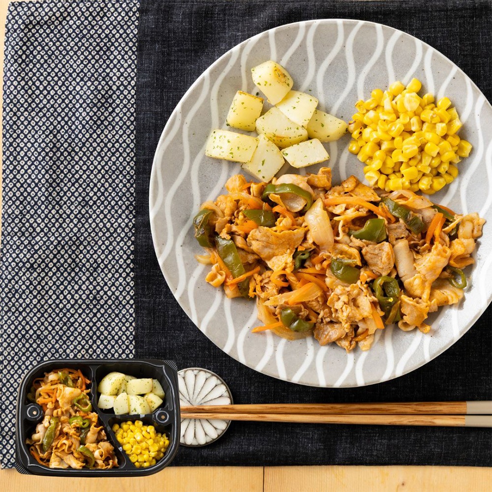 主菜 : 石見ポークと野菜のスタミナ炒め / 副菜 : ポテトのガーリック炒め、北海道産スイートコーンバター